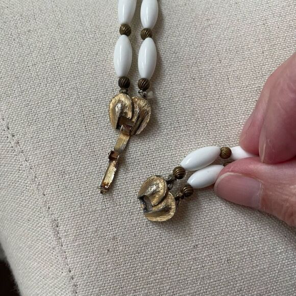 Vintage 50s 60s White Bead Gold Tone Double Strand Becklace - Picture 3 of 6